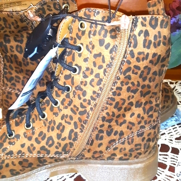 🆕️LAST SIZE 9🖤NWT LEOPARD PRINT HIKING BOOT🖤 - Picture 4 of 15